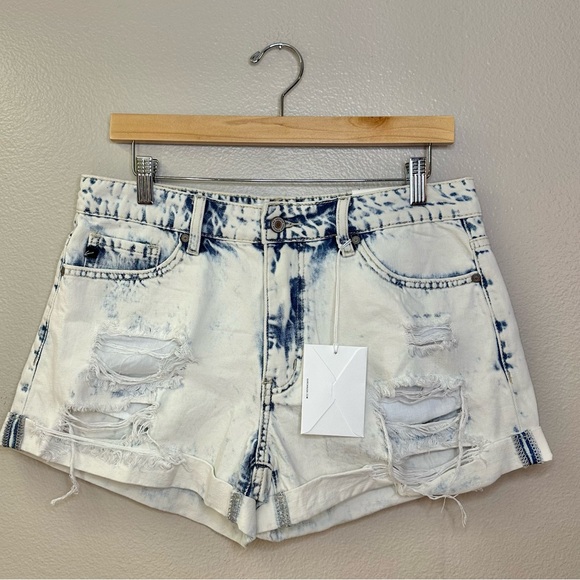 NWT KanCan Kaya High Rise Light Acid Wash Distressed Denim Shorts - Picture 13 of 14